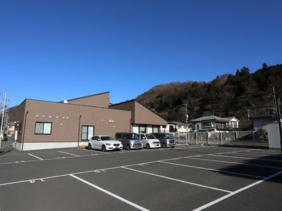 茶色の建物と駐車場