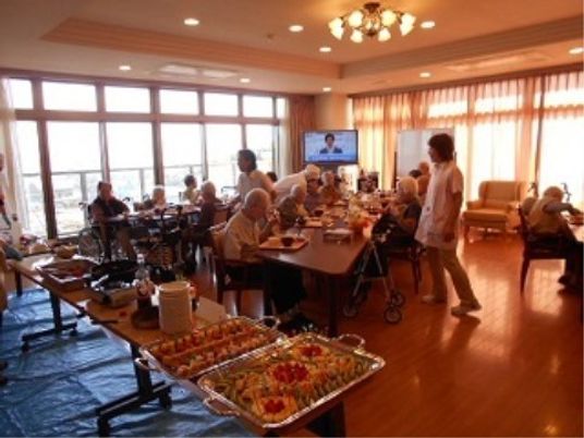 共有スペースでの食事風景