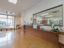 明るい雰囲気の受付エリア