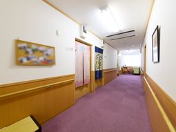 暖かみのある廊下の風景