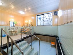 明るいリハビリ室の一例