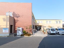 明るい日差しの外観