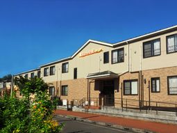 晴れた日の建物外観