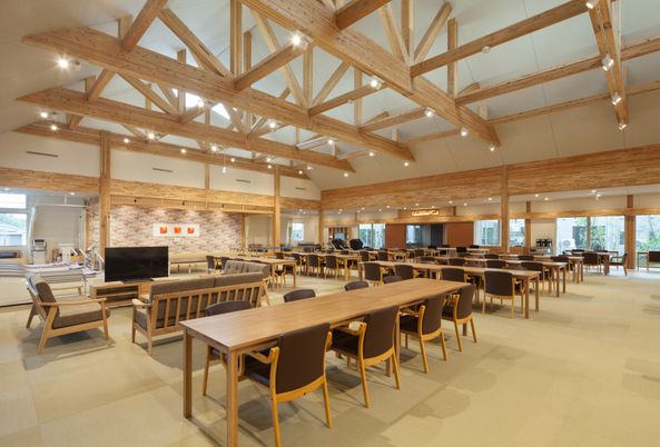 広々とした木造の食堂