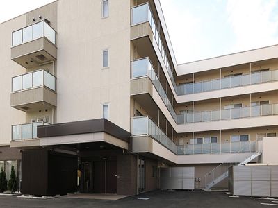 モダンな建物のエントランス