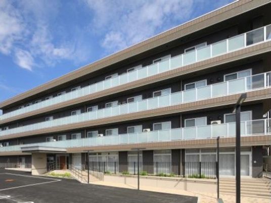 多階層のモダンな建物