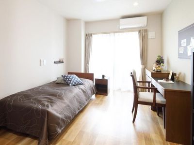 明るい個室の居室