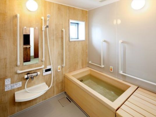 木目の浴室