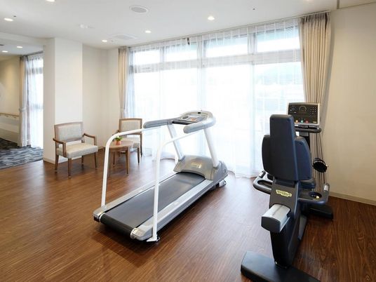 運動器具の光るトレーニングルーム