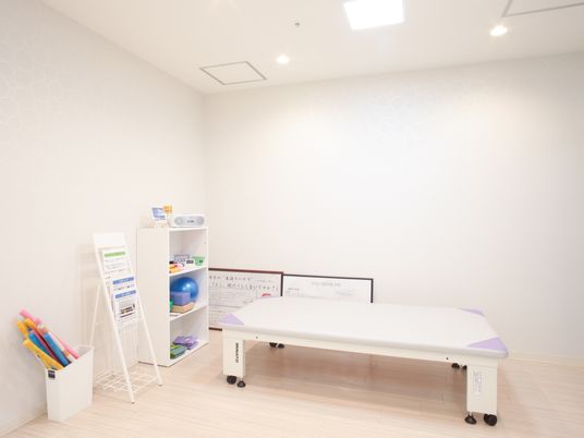 白基調の明るいリハビリ室