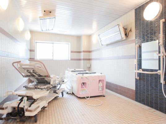 清潔な設備の浴室