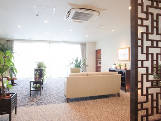 落ち着いた雰囲気のラウンジ