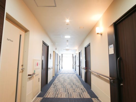 明るく清潔感のある廊下