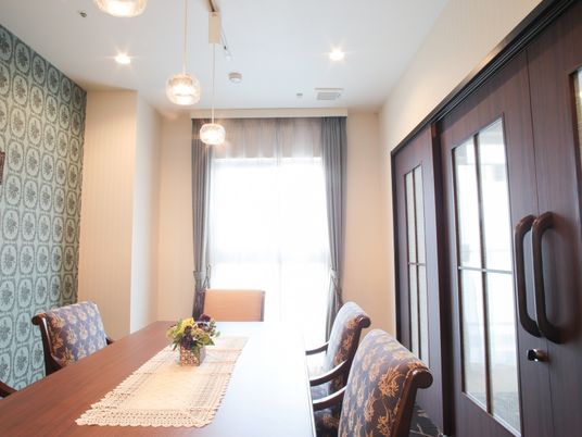 快適な居室の食卓