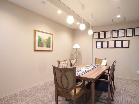 明るく品のある応接スペース