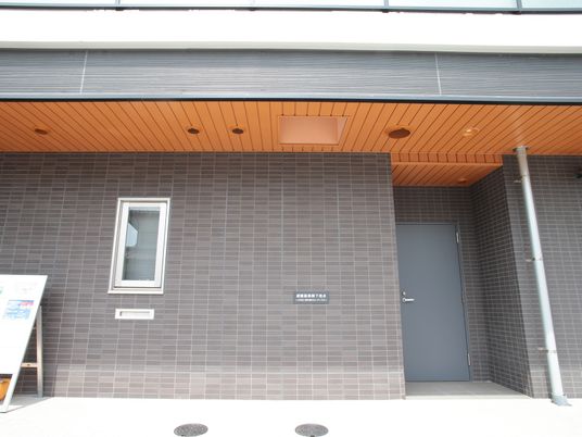 施設入口の壁と扉