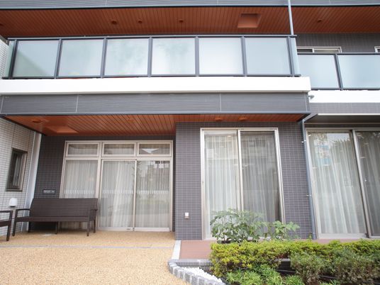 モダンな建物のエントランス