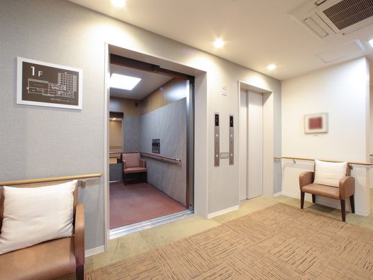 廊下とエレベーターの風景