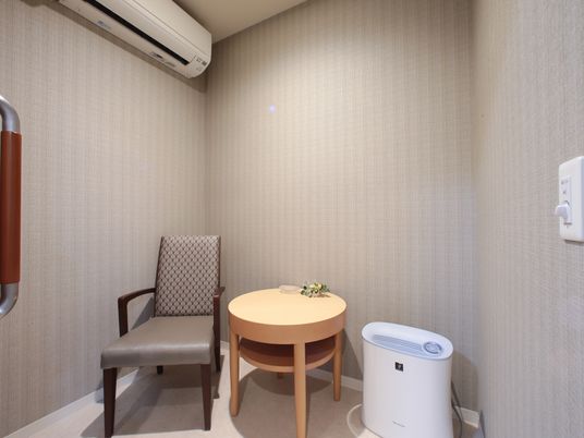 居室の椅子とテーブル