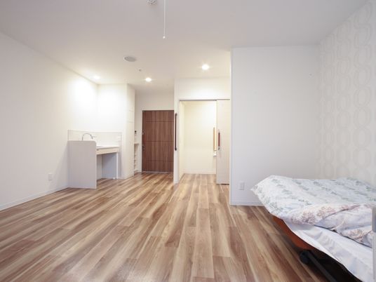 広々としたシンプルな居室