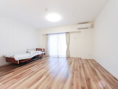 広々とした明るい居室