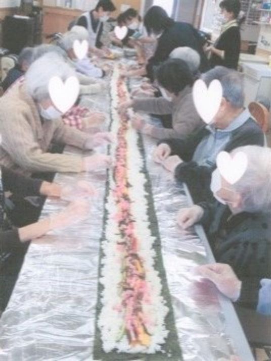 共同作業する人々の様子