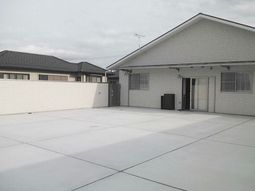 広々した明るい中庭