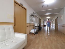 明るい廊下と歩行者