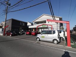 明るい外観の建物