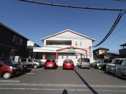 明るい日差しの外観