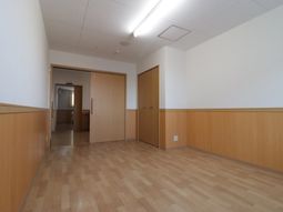 広々明るい廊下の様子