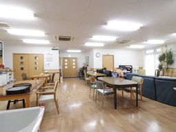 明るい共用ラウンジ