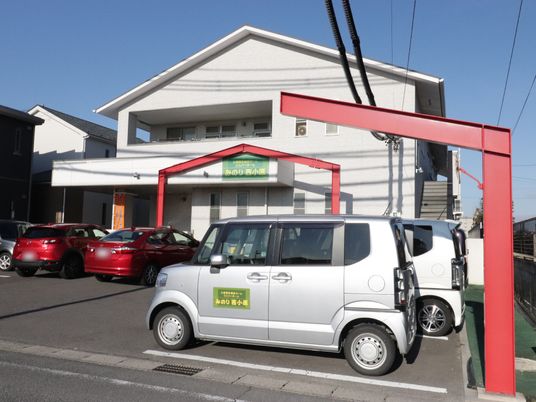 白い建物の外観