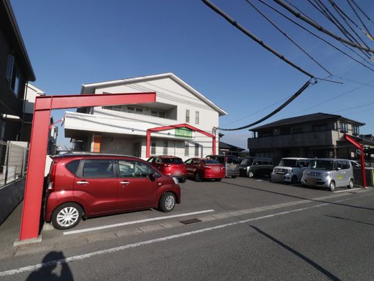 施設外観の日中景色