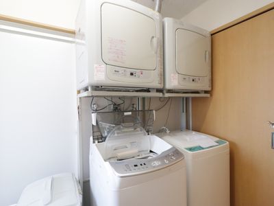 洗濯機と乾燥機が設置されたコーナー