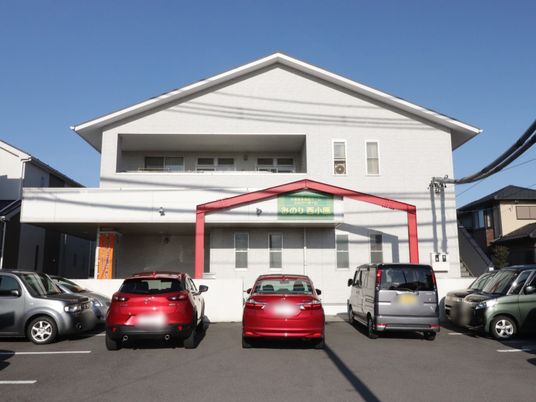 白壁の建物と駐車場