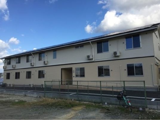 明るい外観の建物