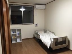 居室のベッドと家具