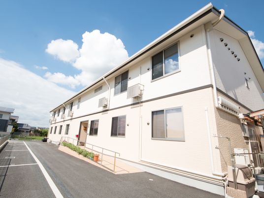 白壁の明るい建物外観