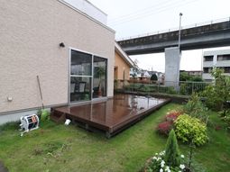 中庭の植物とウッドデッキ