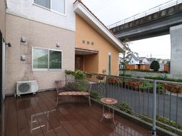 明るいエントランス風景