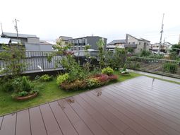 緑豊かな屋外スペース