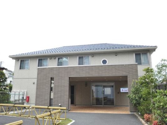 清潔感のある建物エントランス