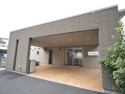 明るいエントランスの外観