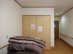 居室のベッドとクローゼット