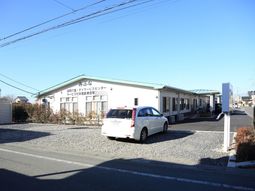 青空と建物の外観