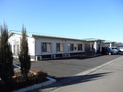 明るい日差しの施設外観