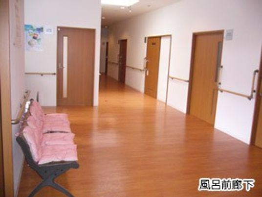ベンチのある廊下  