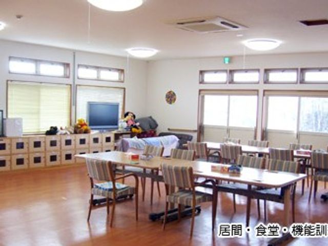 明るい食堂の室内 食堂   大きな窓から光が入る、開放感のある食堂です。テーブルの配置にゆとりがあり、落ち着いて過ごしやすそうです。