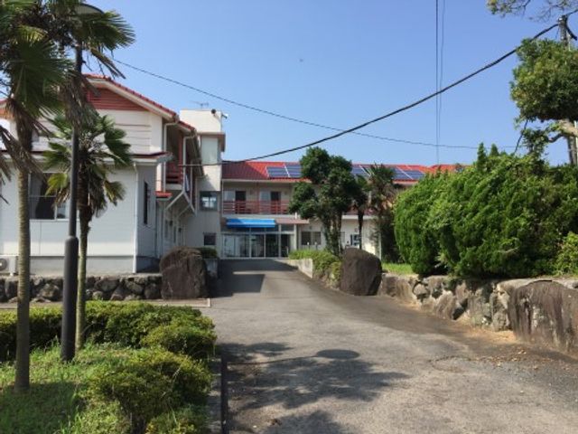 明るい環境の外観 外観 緑に囲まれた落ち着いた環境です。清潔感のある建物がお出迎えします。